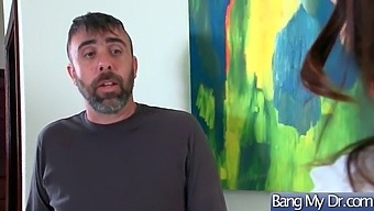 Лекар И Пациент Участват В Гореща Секс Сесия В Домашно Видео