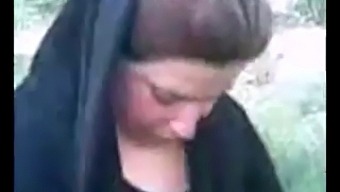 Аматьорски Хиджаби Се Наслаждава На Секс На Открито