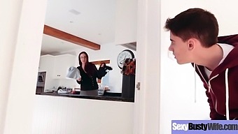 Tình Dục Nóng Bỏng Với Bà Nội Trợ Ngực Bự Emma Butt Tại Nhà