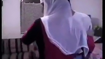 Арабската Тетка Става Непослушна С Млади Момчета