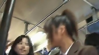 Азиатска Красавица Се Занимава Със Сексуална Активност На Открито