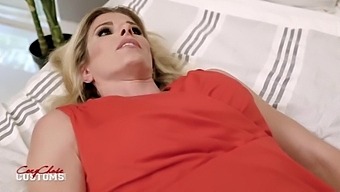 Кори Чейс, Зашеметяващата Блондинка Milf, Се Отдава На Дива Сесия С Уеб Камера, Докато Е Проникната От Сиси.
