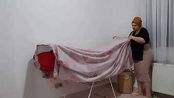 Привлича Ме Изобилието От Задници На Мащехата Ми.