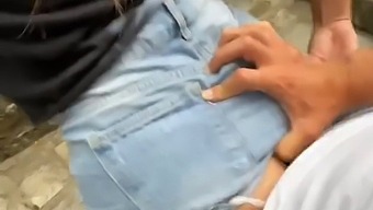 Cuộc Gọi Thân Mật Của Cặp Đôi Nghiệp Dư Trên Đường Phố