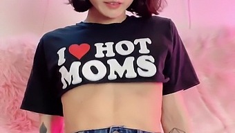 Una Donna Asiatica Magra E Attraente Espone I Suoi Genitali In Palestra Con Piccoli Pantaloncini, Eccitandosi
