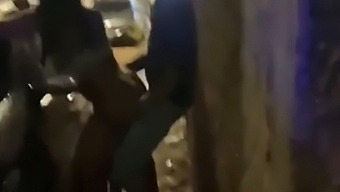 Публичност Каскада Под Формата На Секси Видео На Улицата Става Вирусна