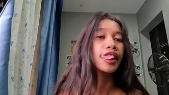 Một Người Phụ Nữ Á Đông Nhỏ Nhắn Và Mảnh Mai