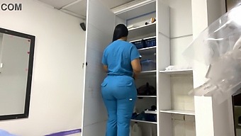 Пациент С Наднормено Тегло Е Анестезиран И Заснет От Медицинска Сестра В Медицинския Офис